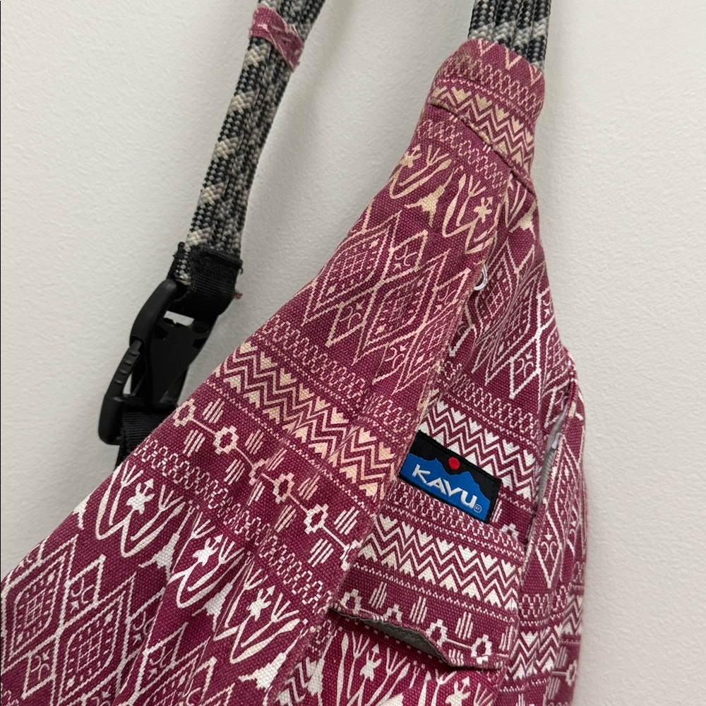 Kavu Slingpack Sling Bag Burgundy White Aztec Ropalooza Rope Bag! - Picture 4 of 10